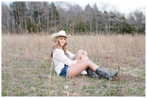 Sun drenched field waterford pennsylvania senior session jessica husted photography